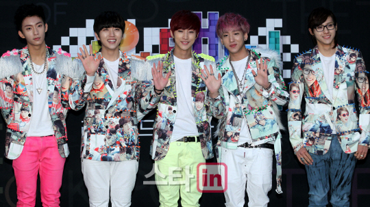 B1A4 wears unusual clothes on the red carpet! | notyouroppasandnoonas